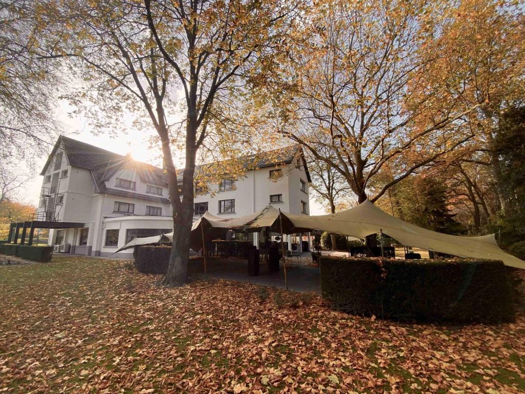 阿斯马尔达加酒店的树屋前的帐篷