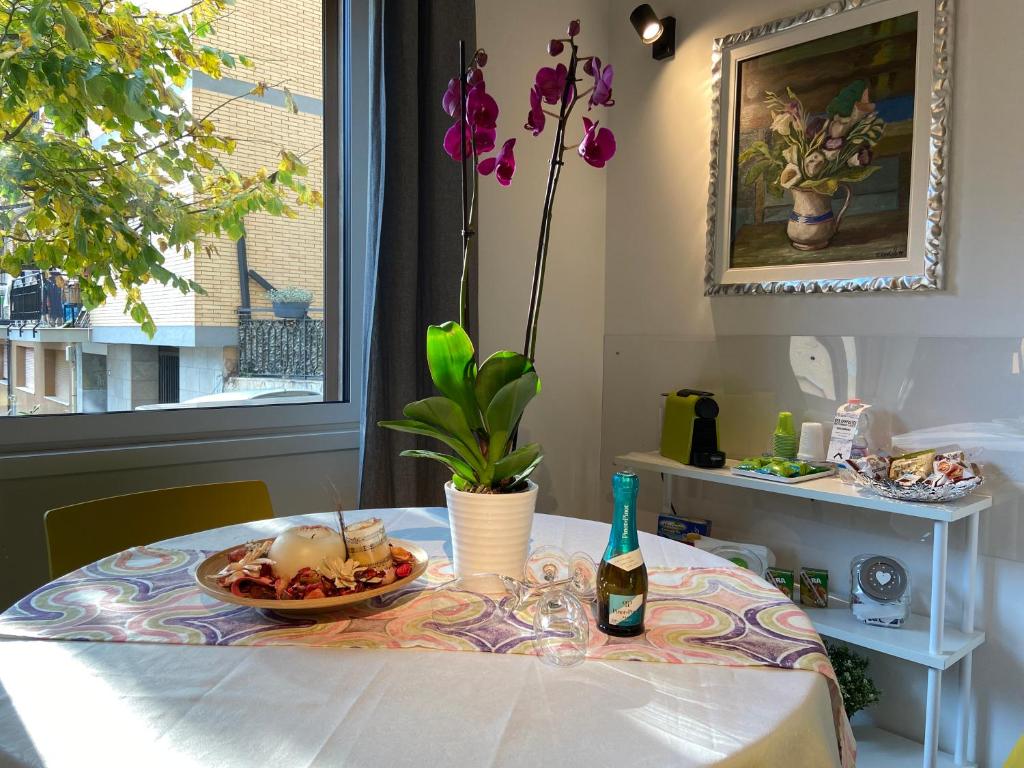 萨莱诺Exclusive Loft Salerno Centro的一张桌子,上面放着一盘食物和一瓶葡萄酒