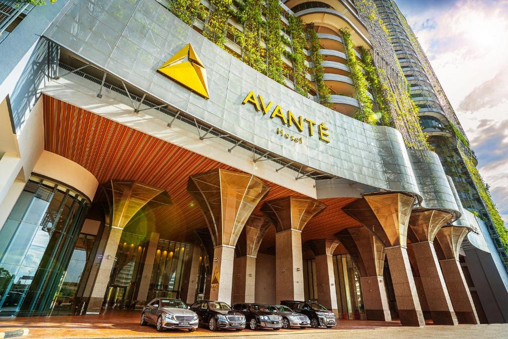 八打灵再也Avante Hotel的一座大型建筑,前面有汽车停放