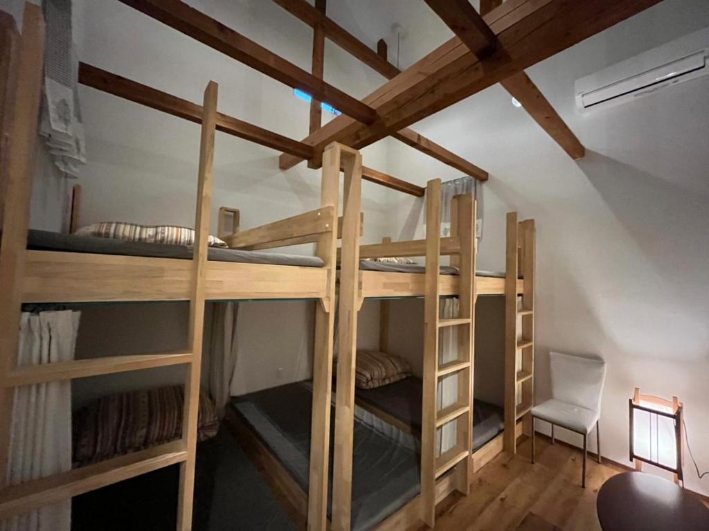 金泽金泽斯特拉旅馆的一间客房内配有两张双层床的房间