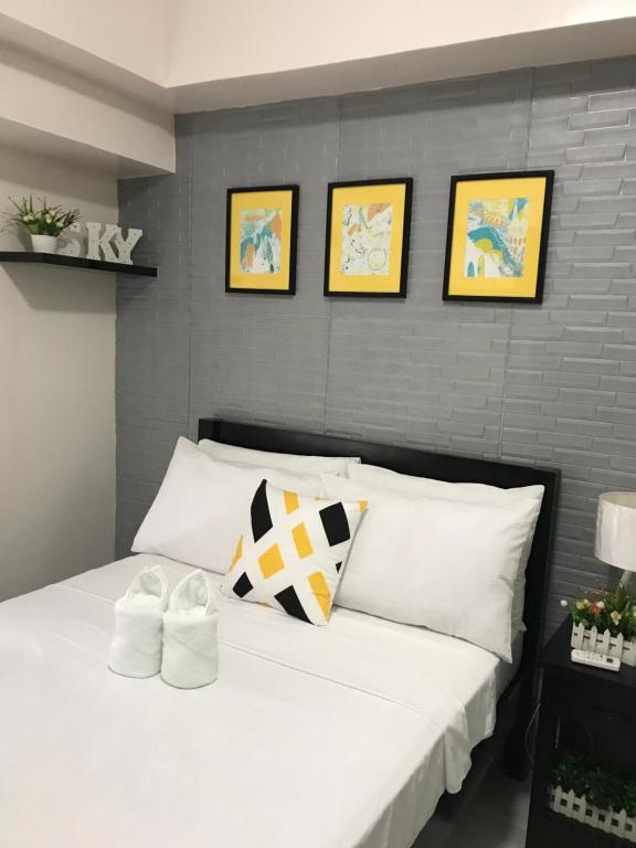 大雅台大雅台普莱姆天空公寓的一间卧室配有带白色床单和枕头的床。