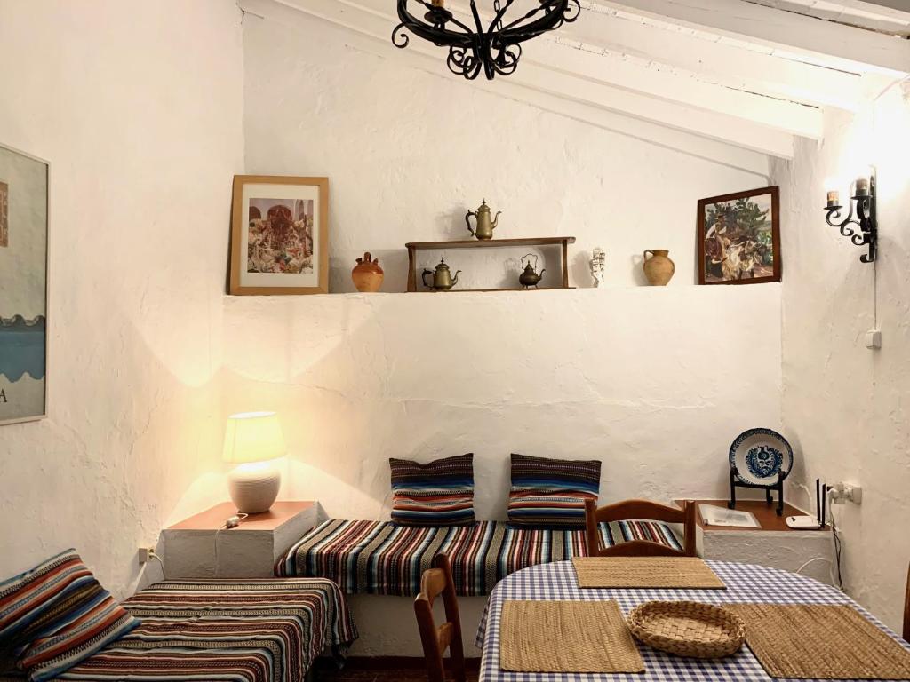 埃尔乔罗La Casilla- La Almona Chica的一间带两张床和一张沙发的客厅