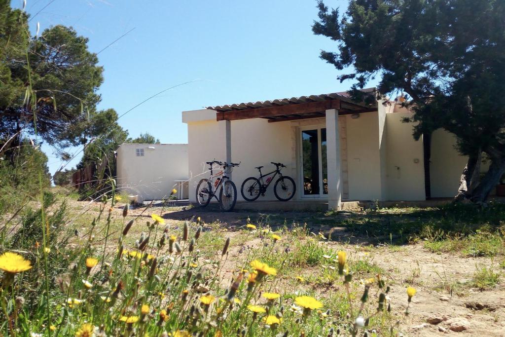 圣费兰-德瑟斯罗La Casita Yolanda, ideal parejas - Formentera Natural的停放在大楼前的两辆自行车