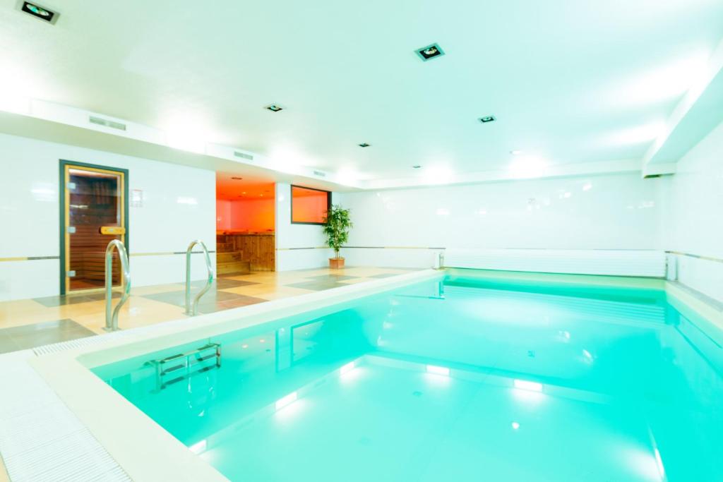 奥纲赖泽索瑞特酒店的白色客房的大型游泳池