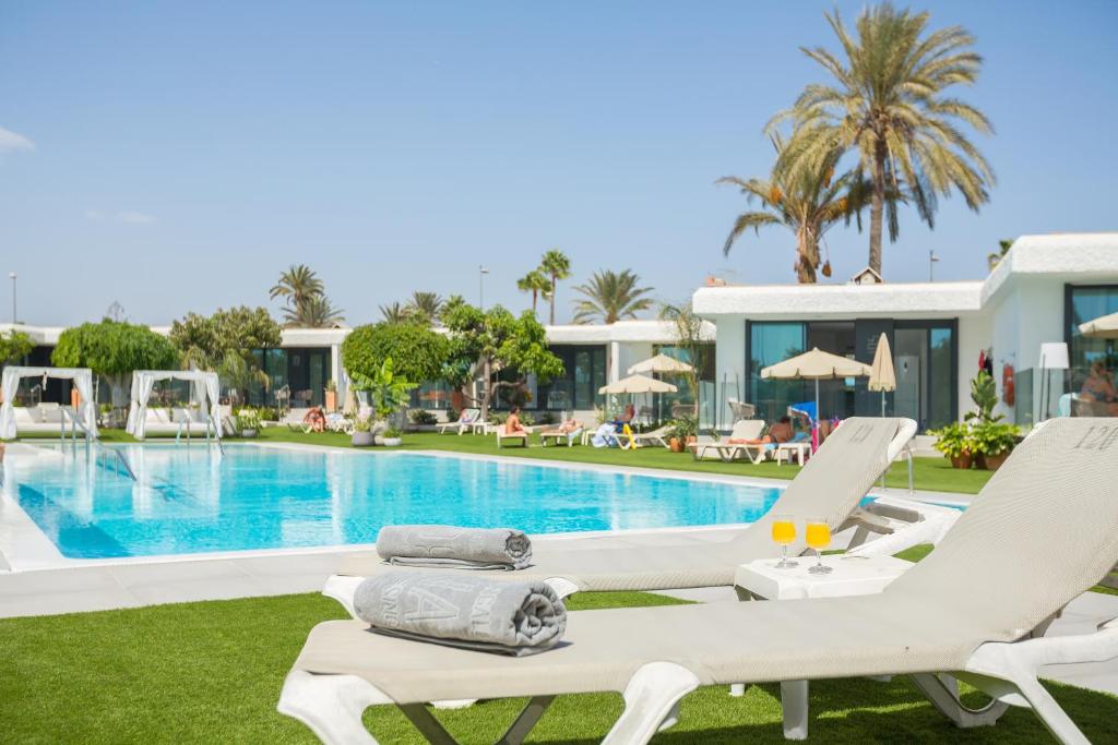英格兰海滩朵涅罗萨别墅酒店的别墅 - 带游泳池和躺椅