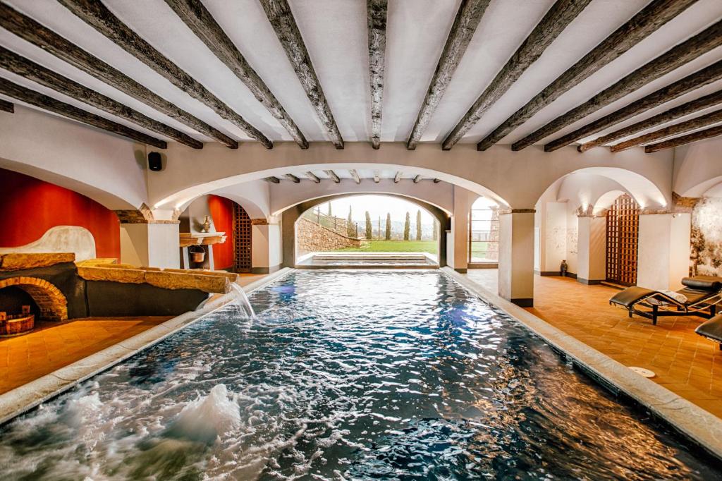 皮诺拉瓦Dimora storica Giorni resort & spa的一座带喷泉的室内泳池