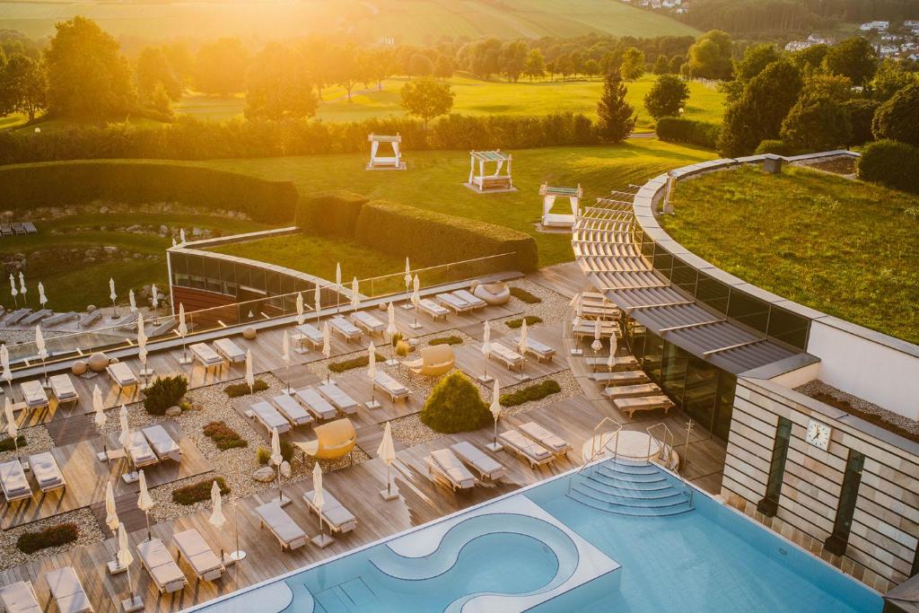巴特塔茨曼斯多夫Adults Only Hotel Reiters Supreme的享有带游泳池的度假村的空中景致