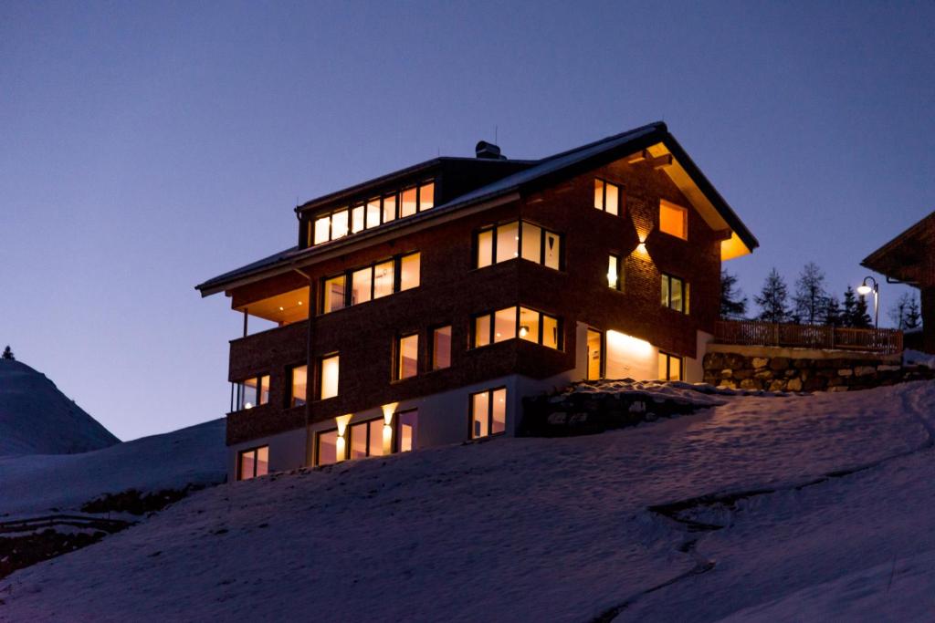 沃瑟姆阿尔伯格Bildegg Appartements的一座位于雪覆盖的山顶上的建筑