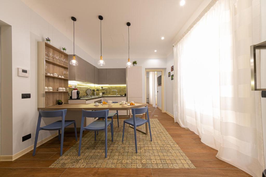 切法卢Duomo Suite的厨房以及带桌椅的用餐室。