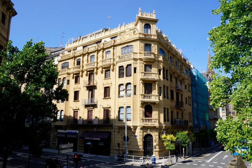 圣塞瓦斯蒂安罗尔迪亚旅馆的一条城市街道上的黄色大建筑
