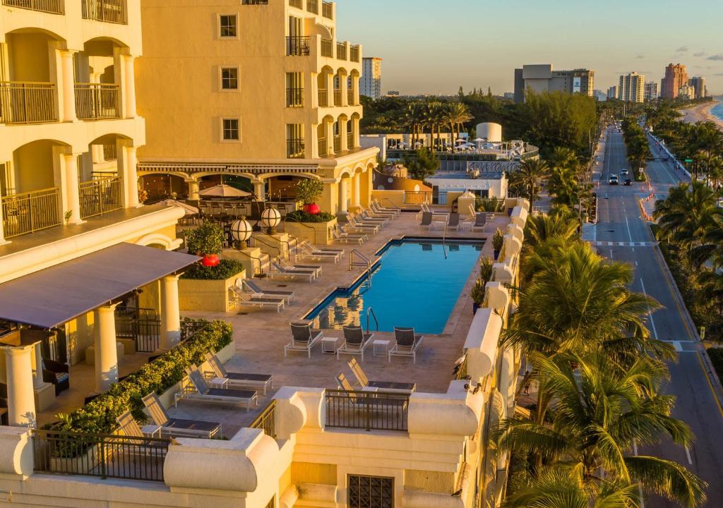 劳德代尔堡大西洋Spa酒店的享有酒店空中美景,设有游泳池