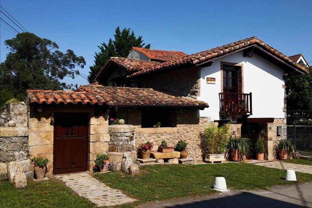 SobremazasVilla Moreneta的白色的房子,有门和院子