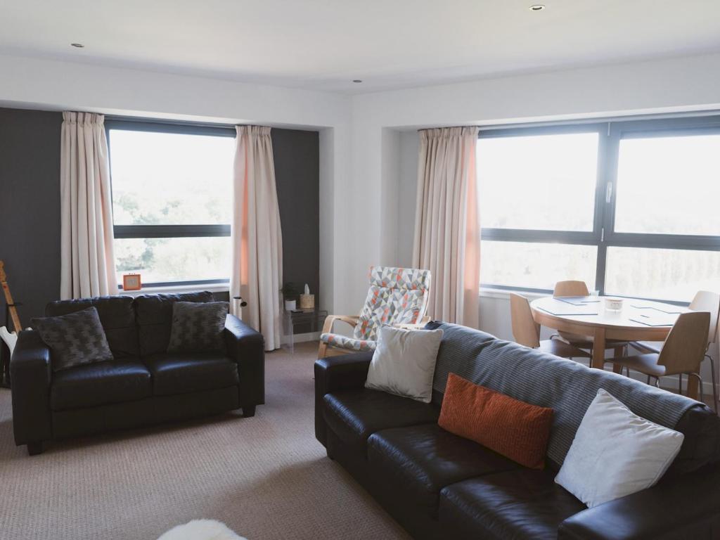 格拉斯哥Pass the Keys Lovely 2-Bed Flat Glasgow Harbour FREE parking的客厅配有沙发和桌子