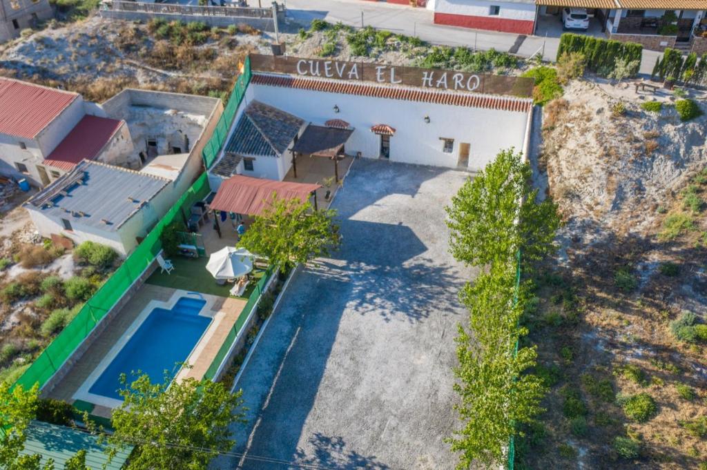 巴萨Cueva El Haro的享有带游泳池的房屋的空中景致