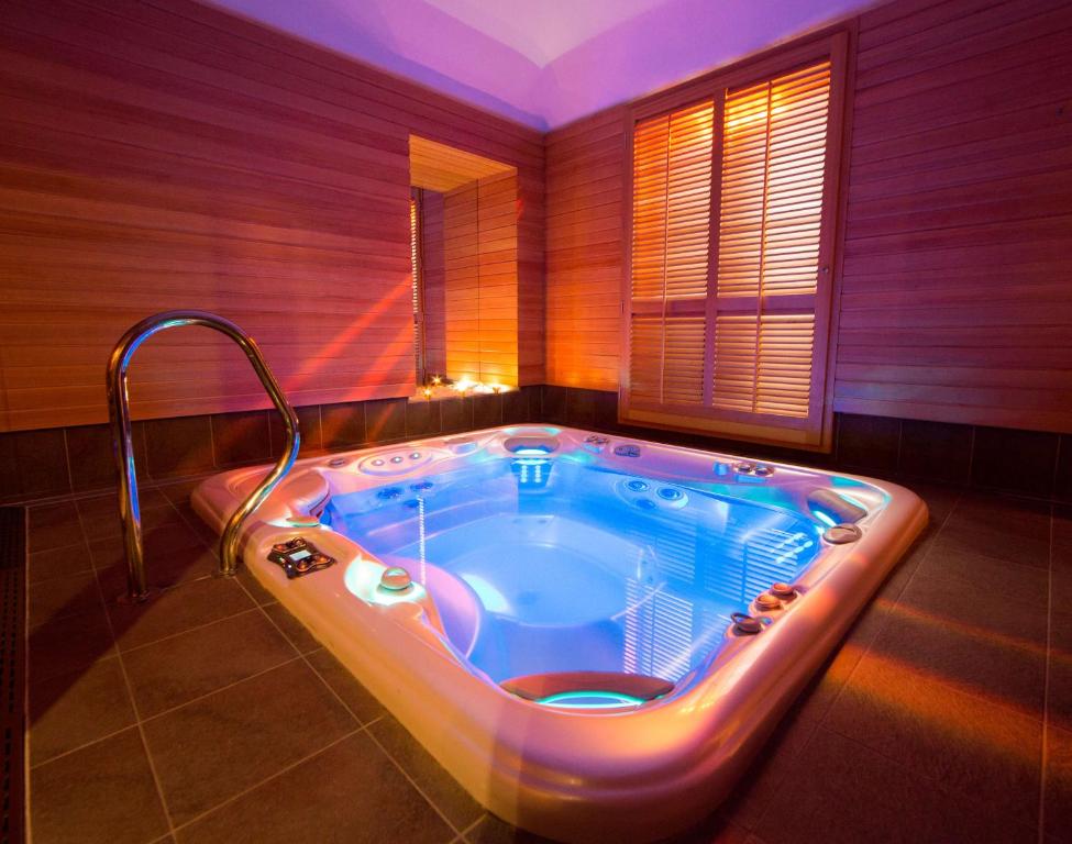 都灵贝斯特韦斯特吉尼欧酒店的客房内的浴室设有大浴缸