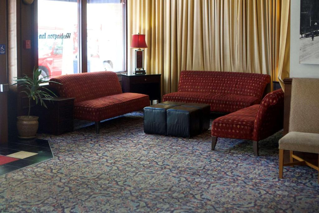 奥克兰华盛顿旅馆的一间酒店带沙发和椅子的等候室
