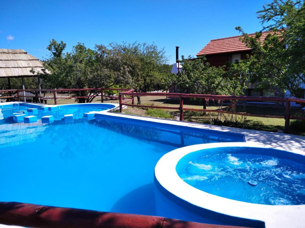梅洛Cabañas Yanasuy的庭院里的一个蓝色海水大型游泳池