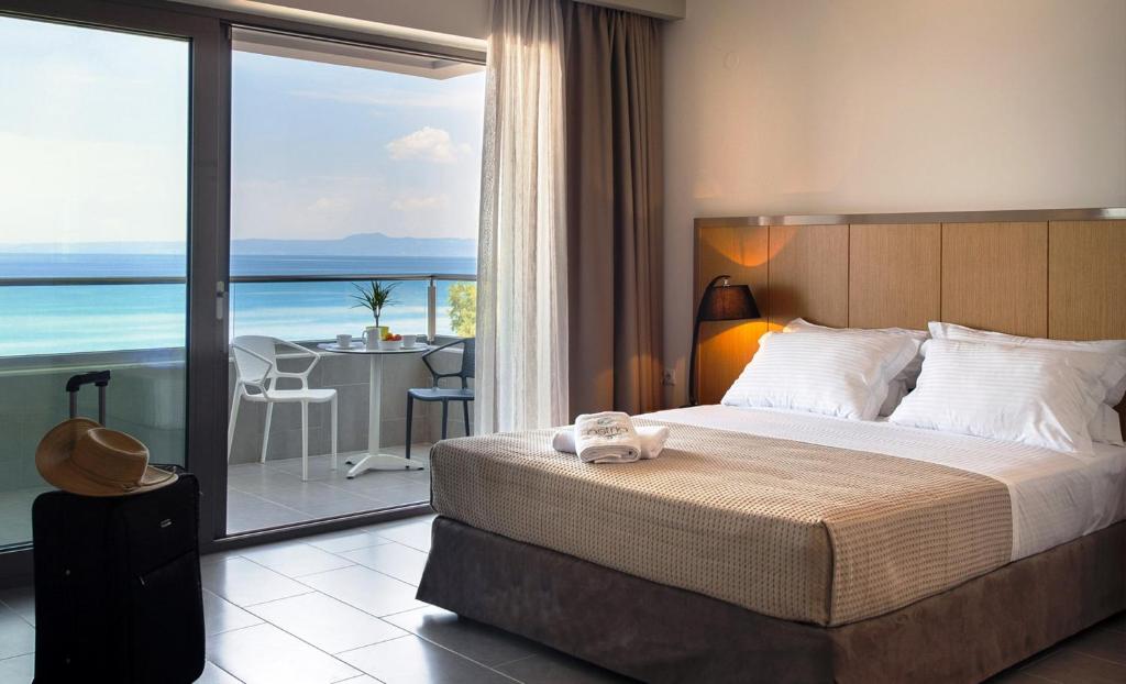 卡尼奥提奥斯特海滨酒店的一间卧室配有一张床,享有海景
