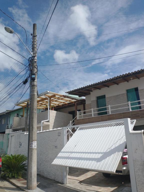 弗洛里亚诺波利斯Residencial Garcia的白色屋顶和柱子的房子
