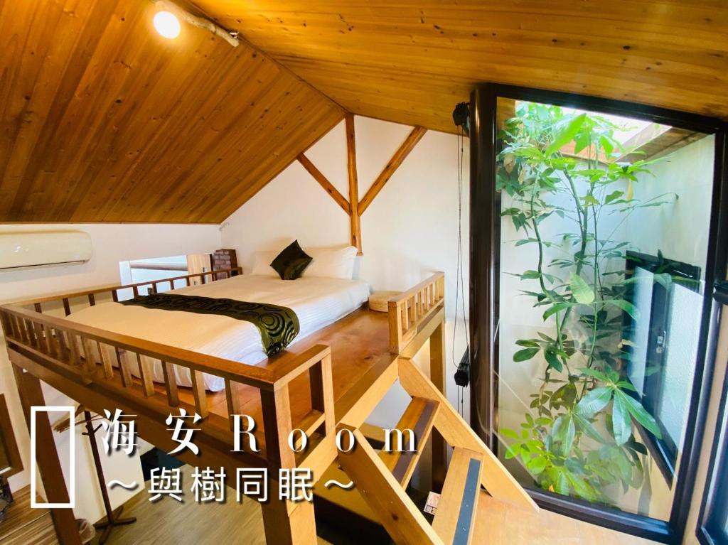 台南捉鳳凰 台南百年老宅包棟導覽民宿系列Catchphoenix Centennial Guesthouse的客房设有两张床和大窗户。