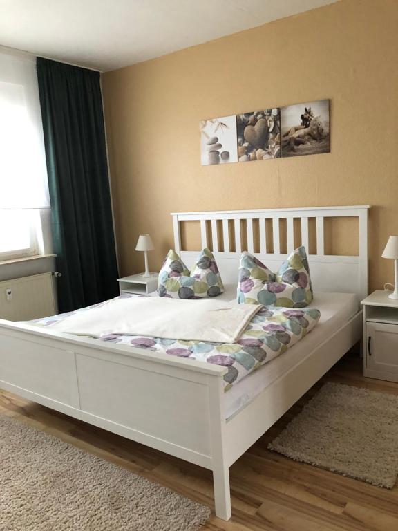 格雷芬海尼兴Ferienwohnungen Heideblick的卧室配有白色的床和2个枕头