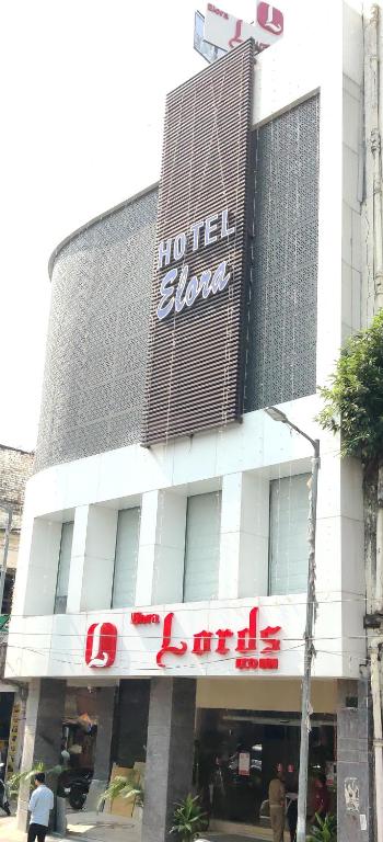 勒克瑙Elora Lords Eco Inn , Lucknow的一座酒店大楼,前面有标志