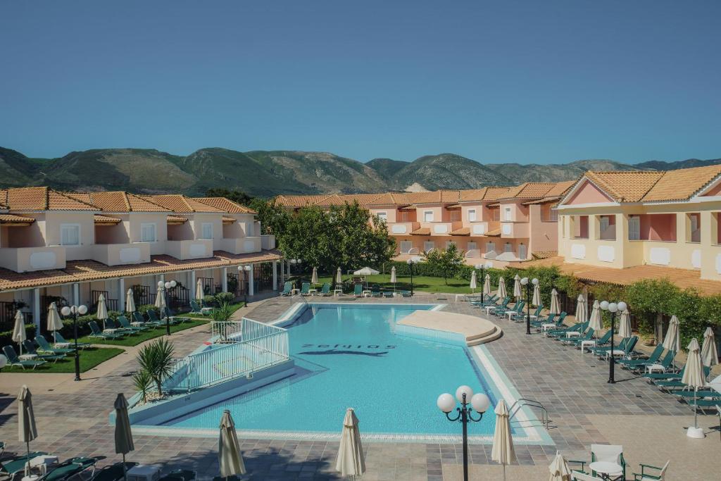 伊奥斯克里克斯埃科索特泽费洛斯酒店的享有度假村游泳池的景色