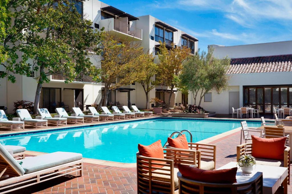 帕罗奥多帕洛阿尔托喜来登酒店的一个带躺椅的游泳池和一间酒店