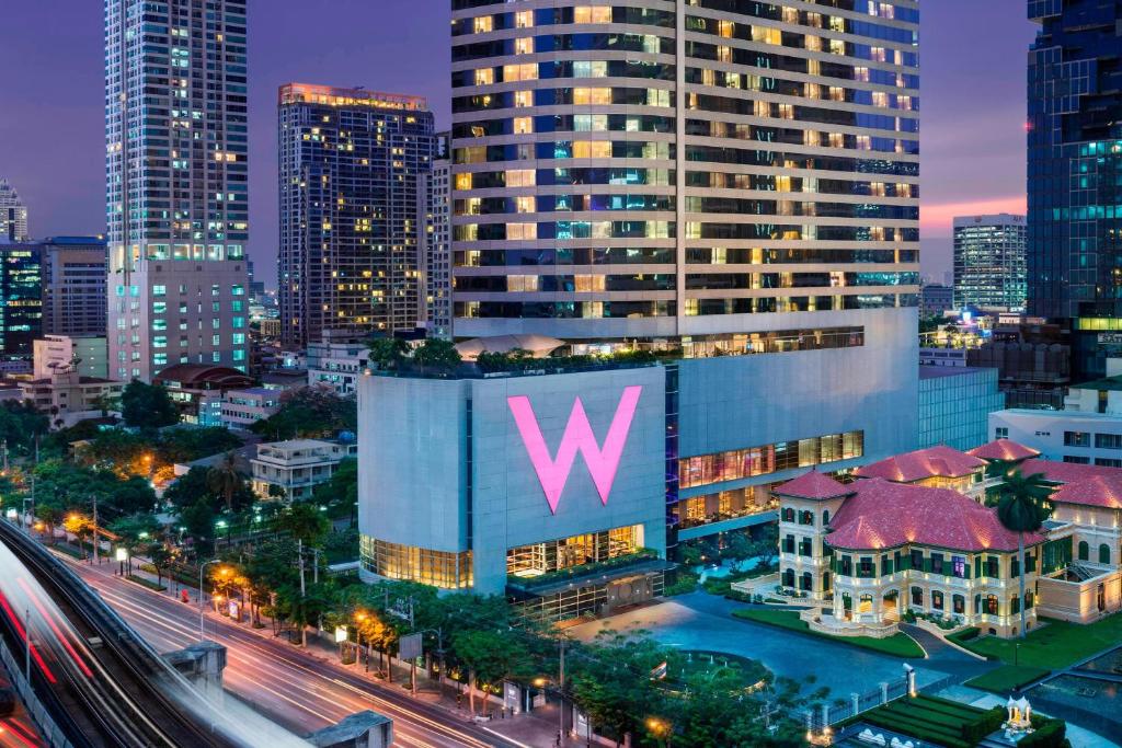 曼谷曼谷 W 酒店 的一座大建筑,上面写着城市的字母