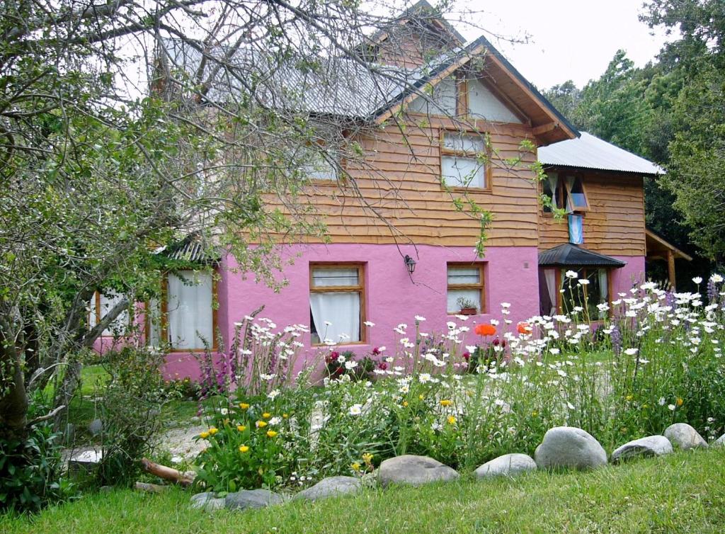 圣卡洛斯-德巴里洛切佛得角索尔度假屋的前面有鲜花的粉红色房子