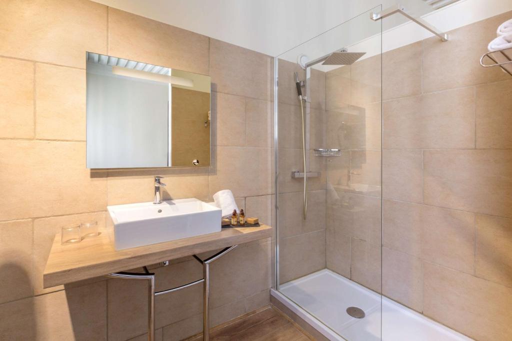 尼姆德波美侯爵贝斯特韦斯特酒店的一间带水槽和淋浴的浴室