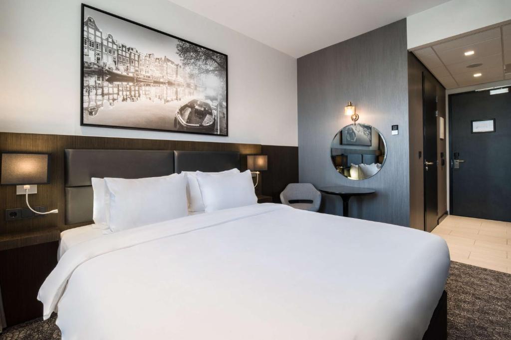 阿姆斯特丹艾姆尼特酒店客房内的一张或多张床位