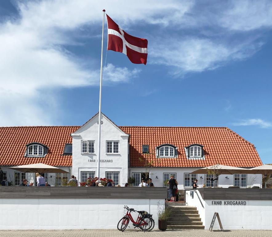 凡岛Fanø Krogaard的建筑物前杆上的旗帜