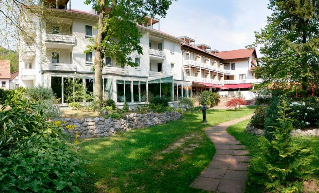 巴特贝格匝本库尔帕克布里克酒店的从花园可欣赏到酒店的景色