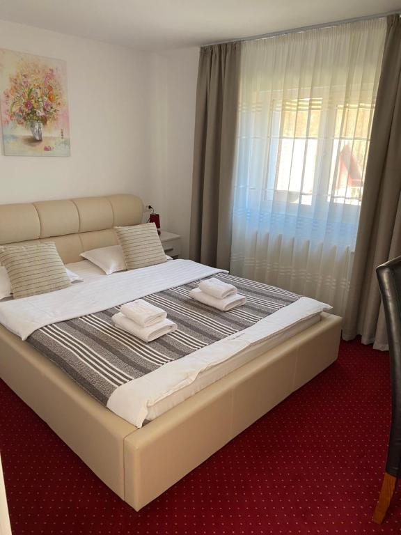 布朗Guest House Piatra Craiului的一间卧室配有一张大床和毛巾