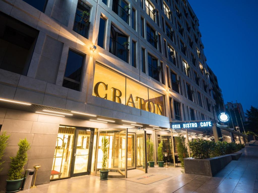 伊斯坦布尔The Craton Hotel Sisli的建筑的侧面有巨大的标志