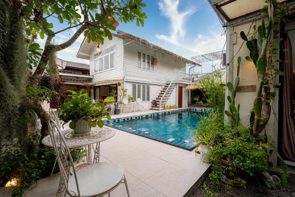 华欣Secret garden pool villa的一座带游泳池的庭院