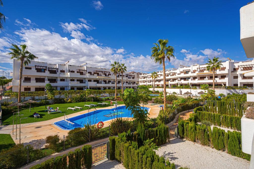 圣胡安德洛斯特雷罗斯La Gaume的公寓大楼设有游泳池和棕榈树