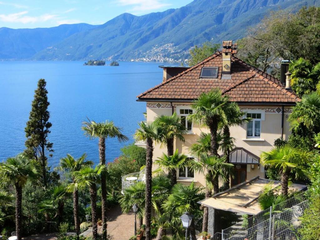 阿斯科纳Ascona: Casa Rivabella的湖前棕榈树的房子