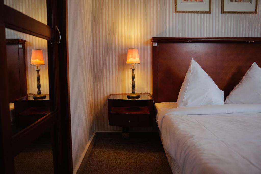 布鲁塞尔昂比奥里克斯B公寓式酒店的酒店客房,配有一张床和两张台灯