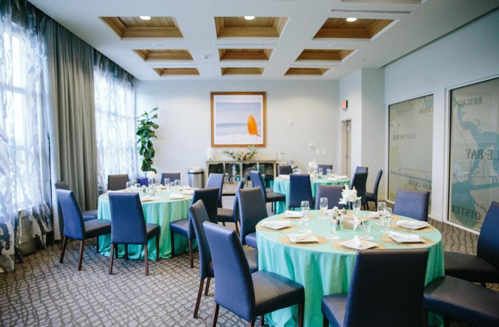 Hotel Indigo Orange Beach - Gulf Shores by IHG餐厅或其他用餐的地方