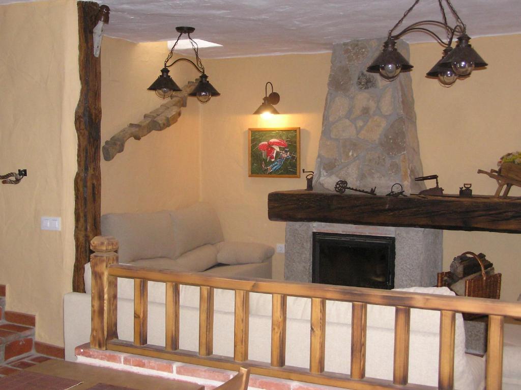 圣马丁-德尔平波拉斯夸特洛加尔斯乡村旅馆的带沙发和壁炉的客厅