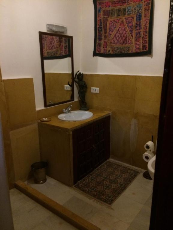 斋沙默尔齐拉巴哈旺旅馆的一间带水槽和镜子的浴室