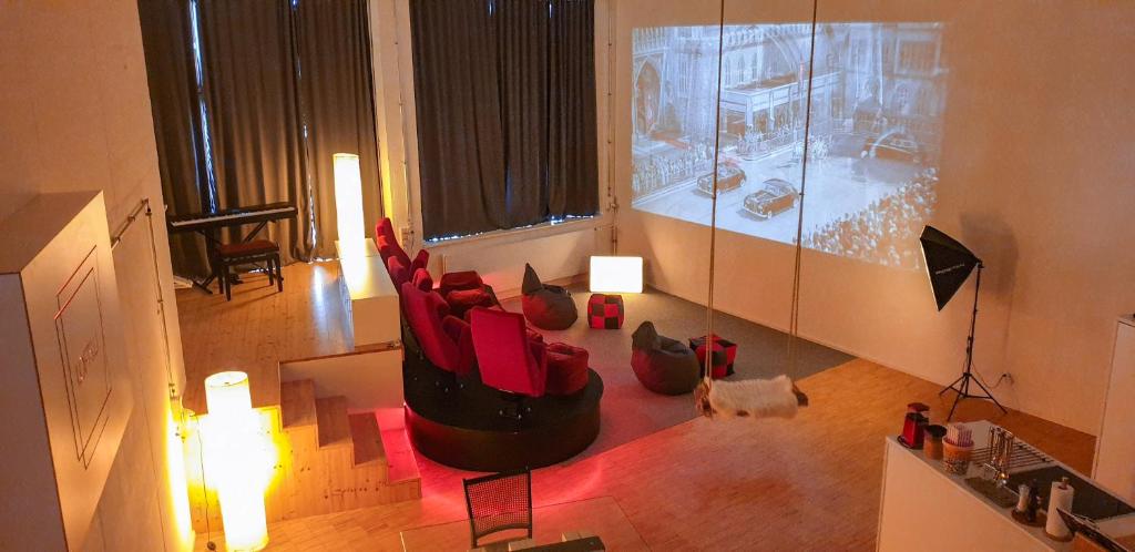 特里森贝格Loft with Home Cinema的一张带红色椅子的客厅的图画