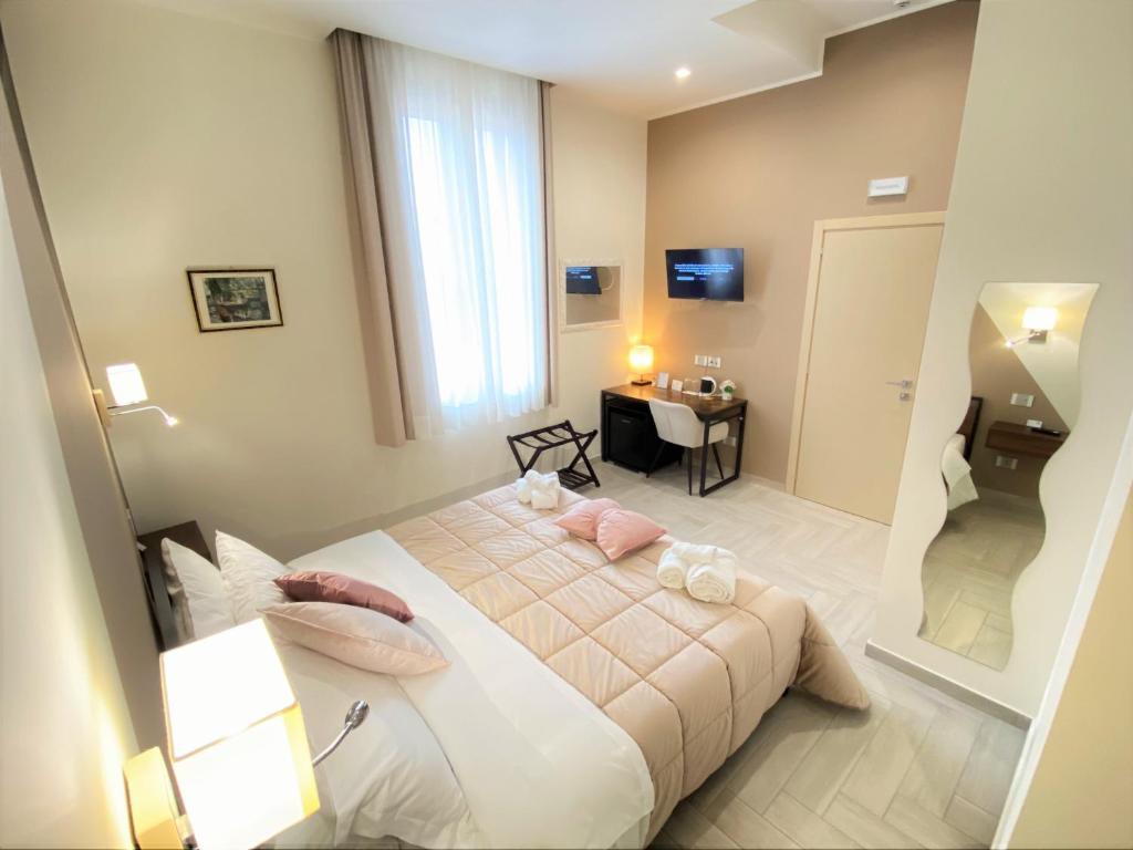 雷焦卡拉布里亚B&B De Nava Suite的一间卧室配有一张床、一张桌子和一面镜子