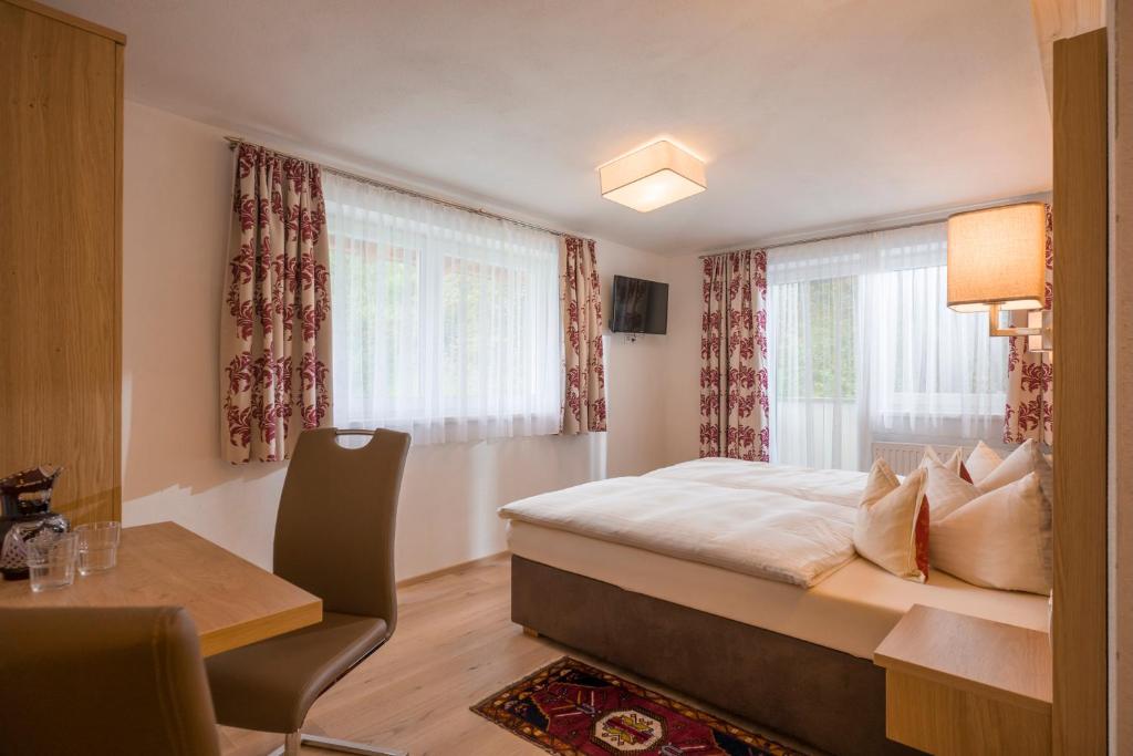 希帕赫瓦尔德格旅馆的酒店客房设有一张床、一张书桌和窗户。