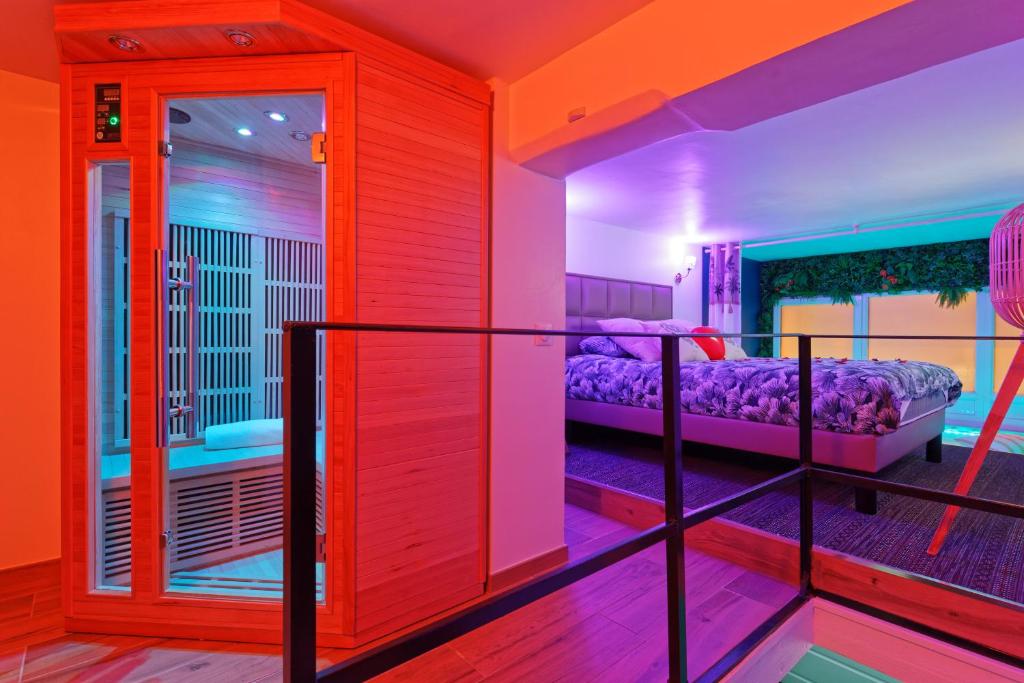 勒阿弗尔Romance spa tropical Le Havre的一间设有卧室的客房,卧室内配有一张床