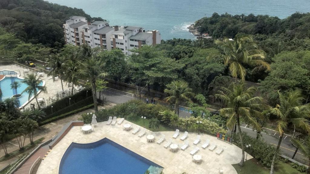 Guaruja com praia privativo e vista pro mar内部或周边的泳池