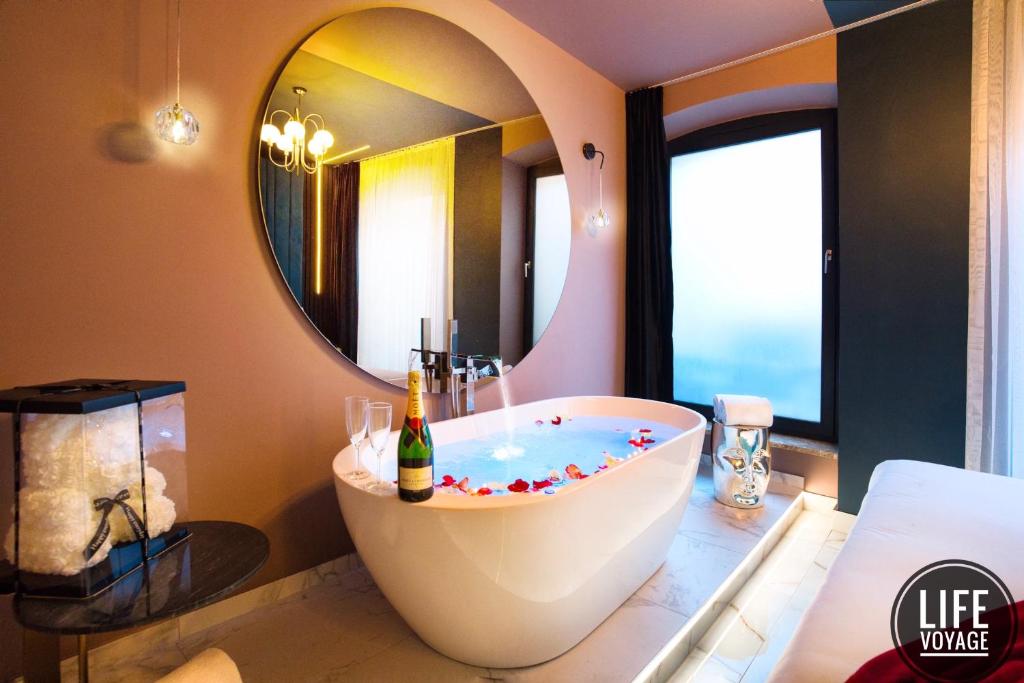 斯特拉斯堡LIFE VOYAGE & SPA by Life Renaissance的一间带浴缸和大镜子的浴室