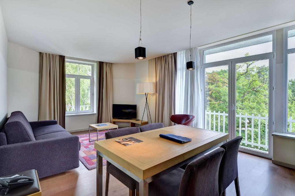 斯帕巴尔莫勒尔丽笙酒店的客厅配有桌子和沙发